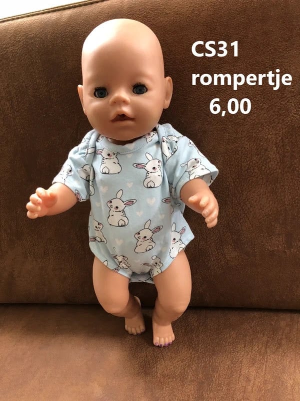 Leuke poppenkleertjes baby born. Slaapzak. Opbrengst KiKa.