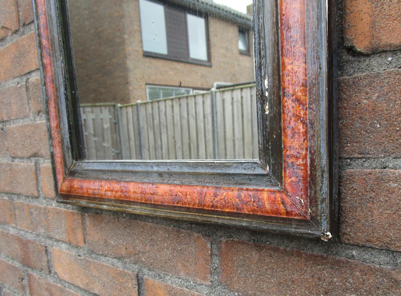 Antieke Spiegel met Houten Lijst.