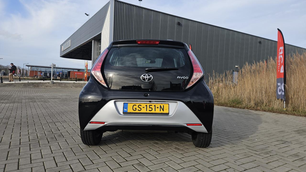 Zuinige TOYOTA AYGO 1.0 5drs. X-PLAY 2015 / NL AUTO / NAP 97.471 km !