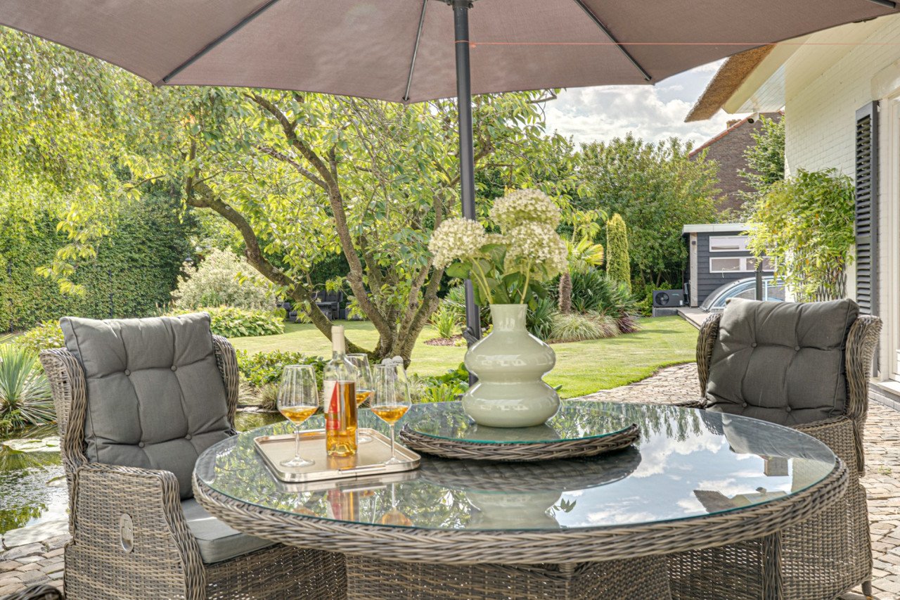 Rietgedekte villa met een overdekt zwembad.