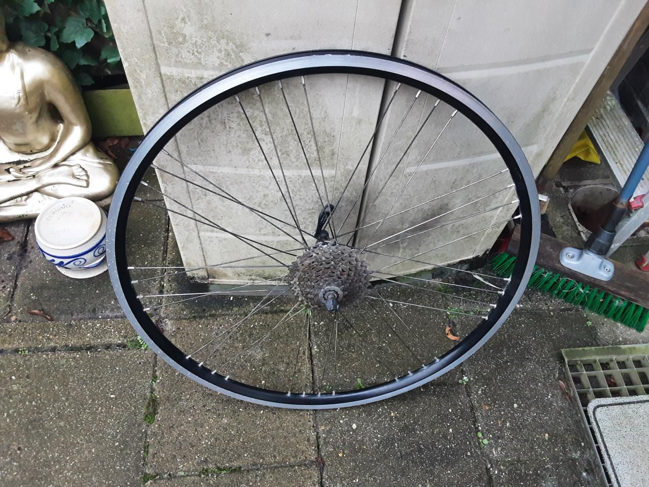 28 inch shimano achterwiel, 9 speed cassette, uitvalnaaf
