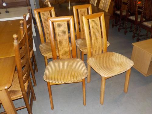 4 stoelen in goede staat opruimprijs 25 euro