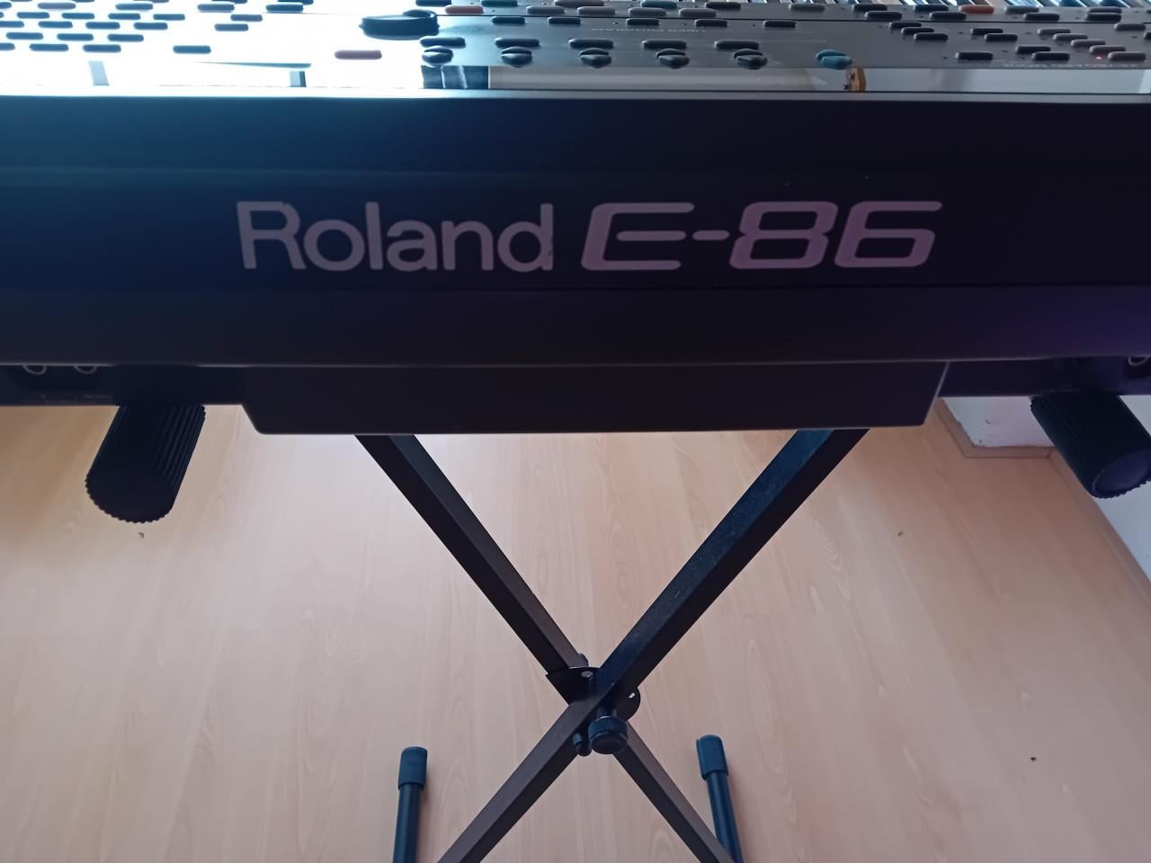Roland E-86 intelligent synthesizer