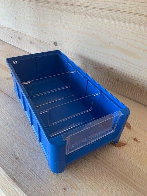 Nieuwe kunststof magazijnbakjes in diverse maten .