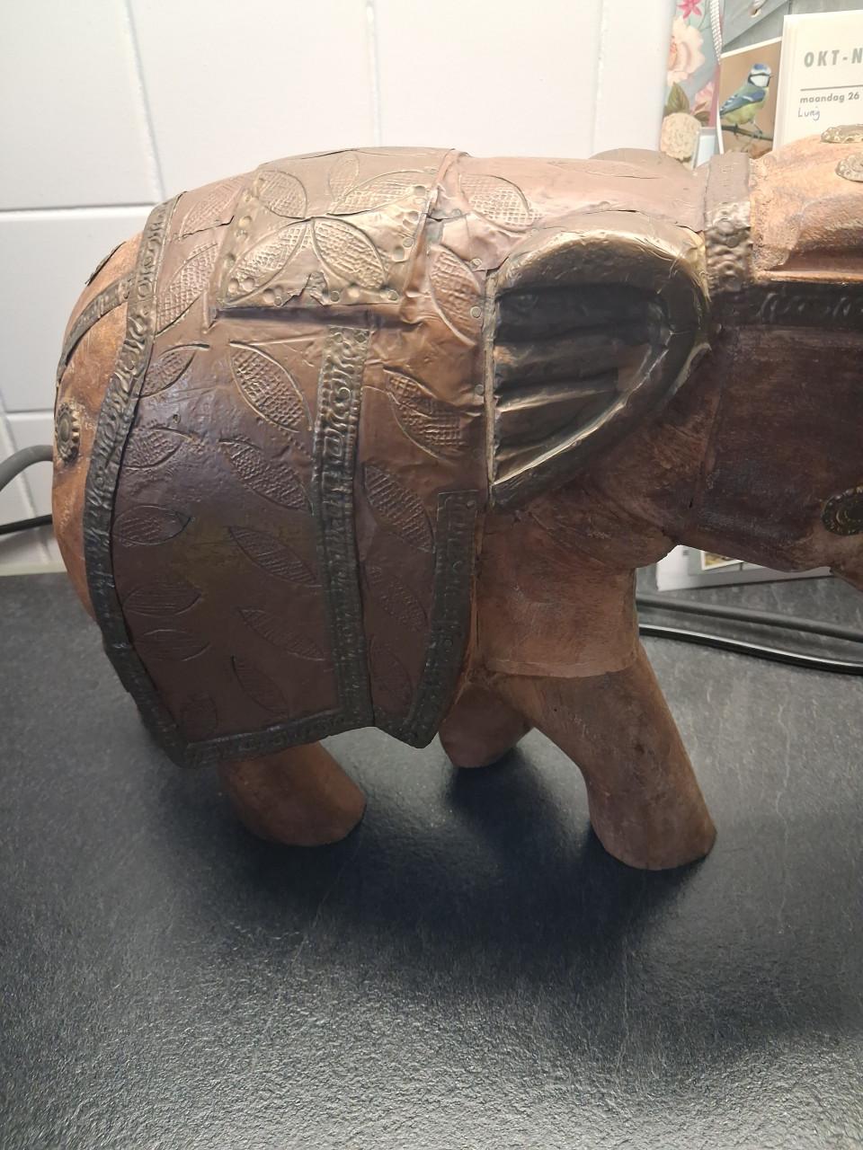 Oude handgesneden olifant 26 hoog 35 cm breed