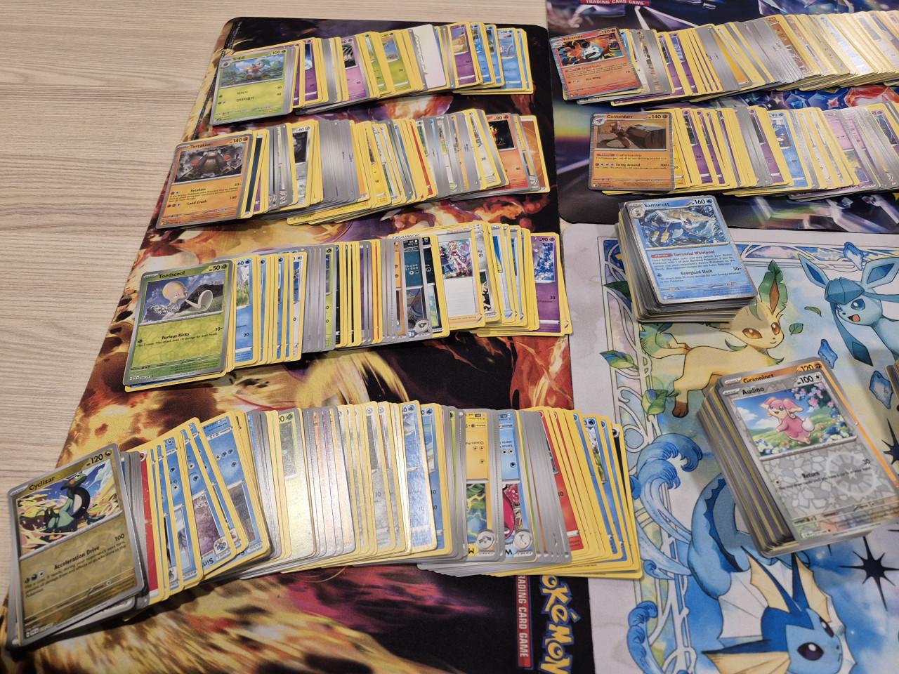 Mooie partij van 800+ pokemon kaarten veel glimmende