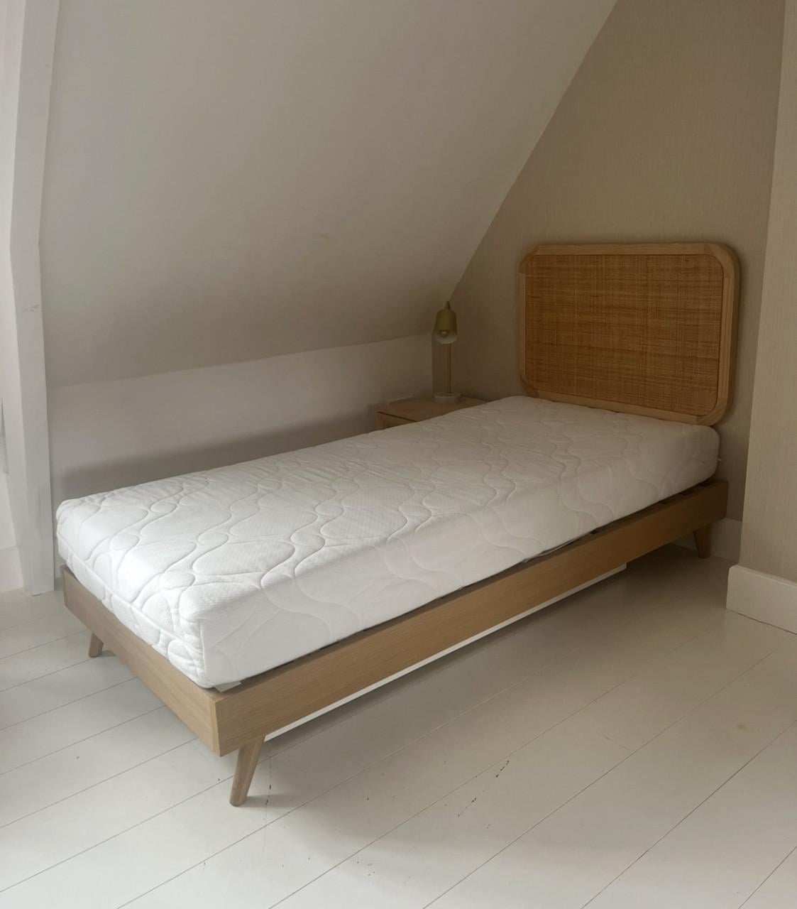 Bed 190x90 compleet met o.a. hoofdbord, nachtkastje en matras
