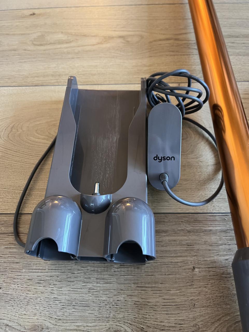 Dyson V8 steel, opzetstukken en laadstation
