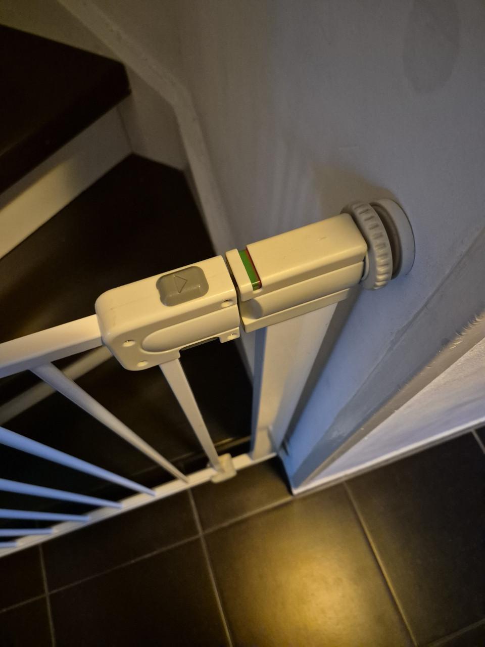 Wit staal traphekje.