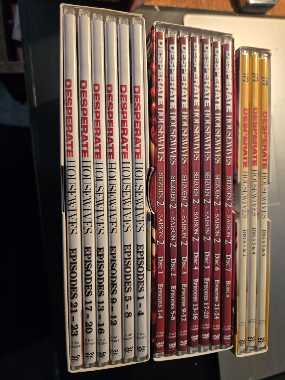 DVD-boxset met de eerste drie seizoenen Desperate Housewives. 19 dvd's