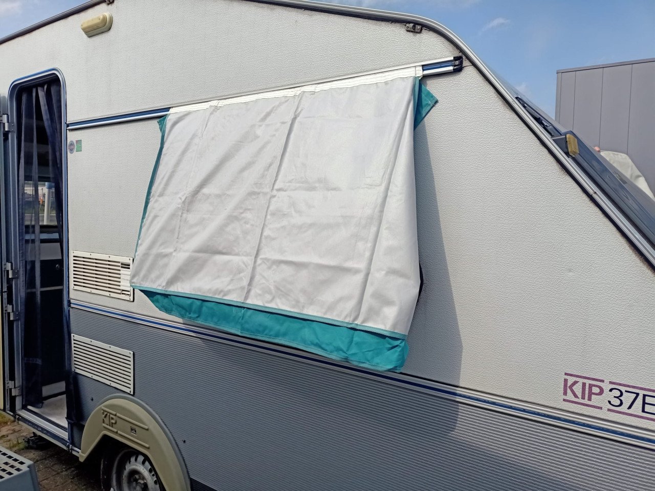 Prachtige Kip Kompakt 370 , 1995 met tent , vast toilet en raamluifels