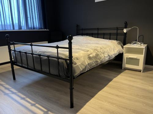 Bed metaal met lattenbodem