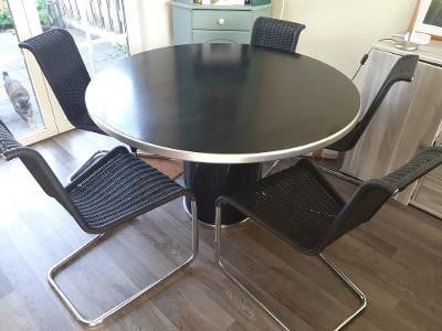 Koopje voor leuke eettafel met lekkere stoelen