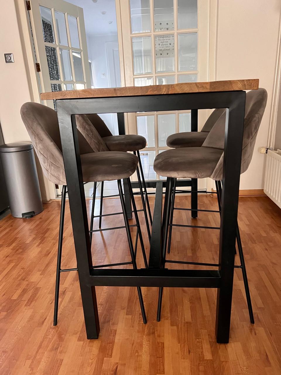 Mango houten industriële bartafel met stoelen + Mango houten salontafel