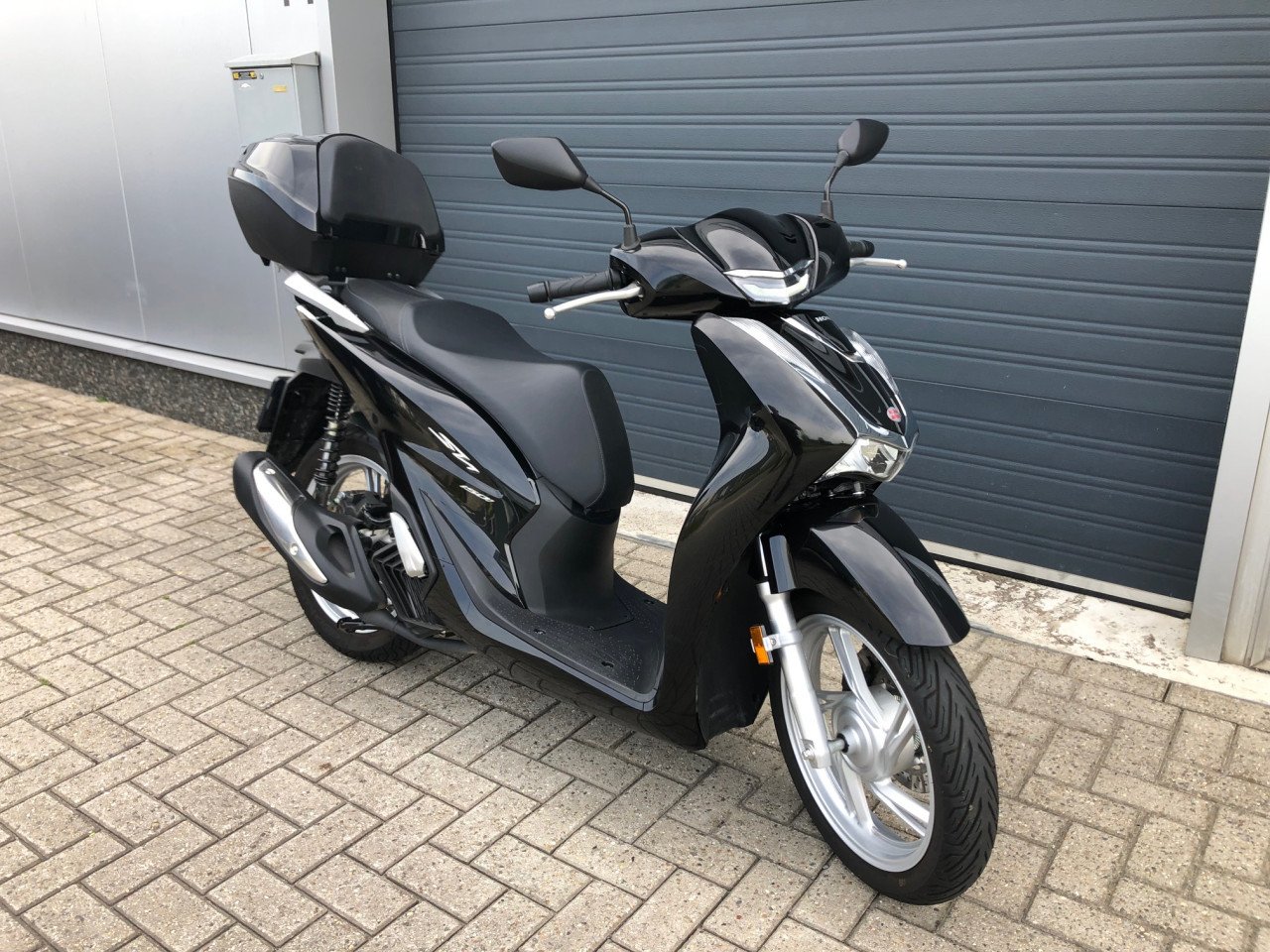 Als nieuwe Honda SH150i ABS uit 2020, nog geen 1600 km!!, topkoffer €3700,-