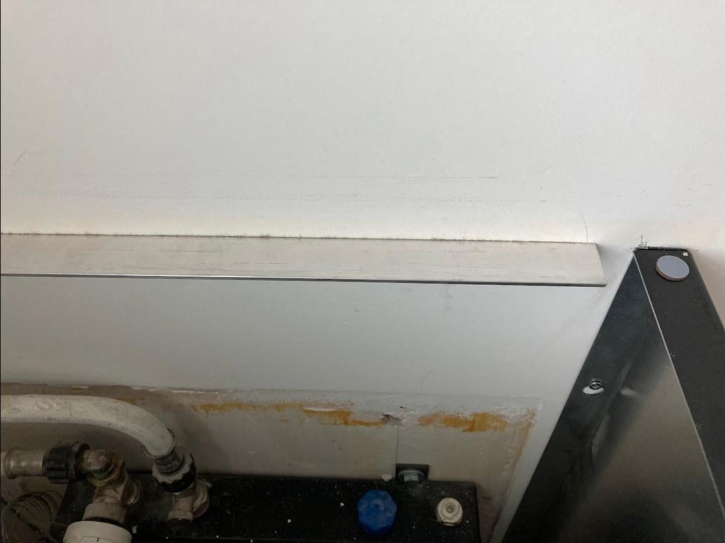 Stalen ombouw/omkasting verdeler vloerverwarming voor in hoek