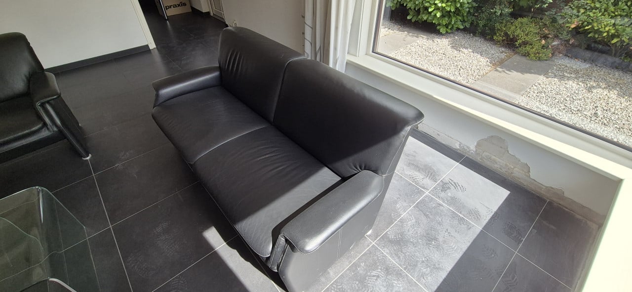 Leren bankstellen met glazen tafels in topstaat