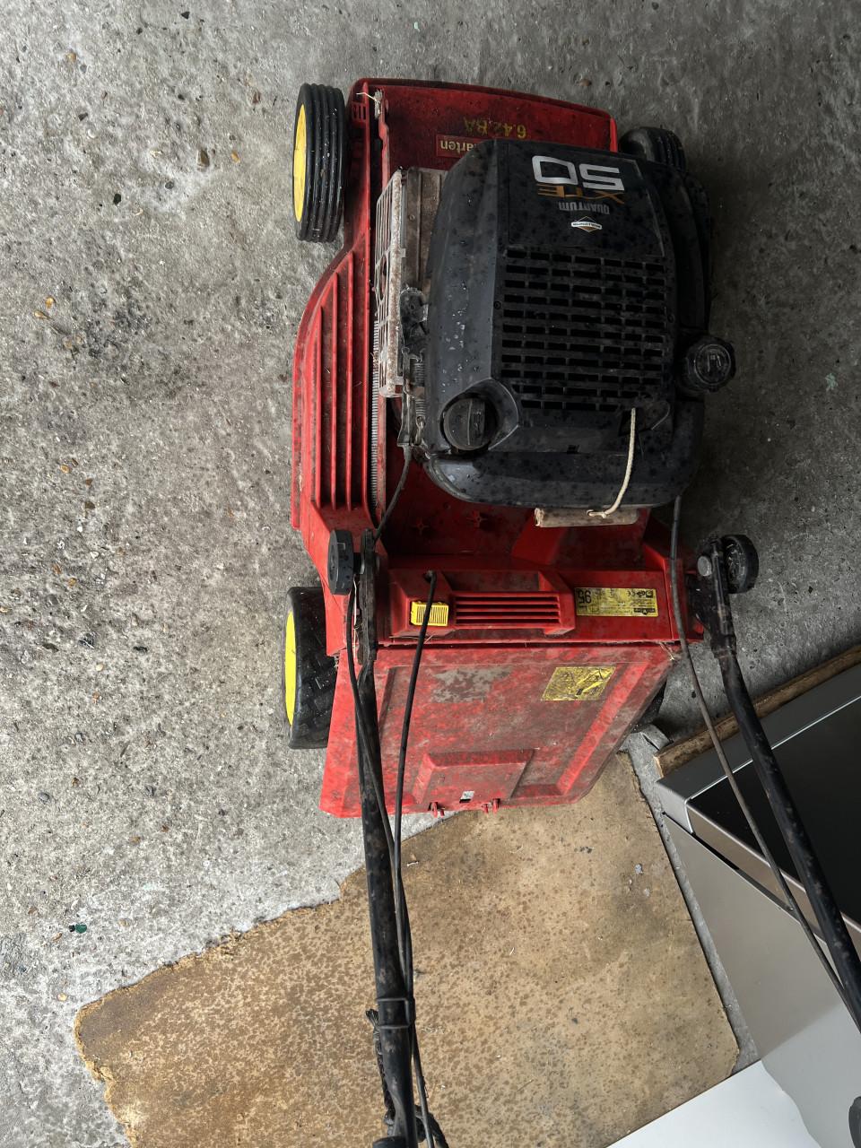 Krachtige Benzine Grasmaaier moet nagekeken worden