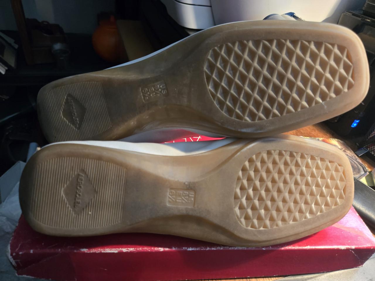 Crème- of off-white leren loafers Maat 39 (US 8.5) Aerosoles