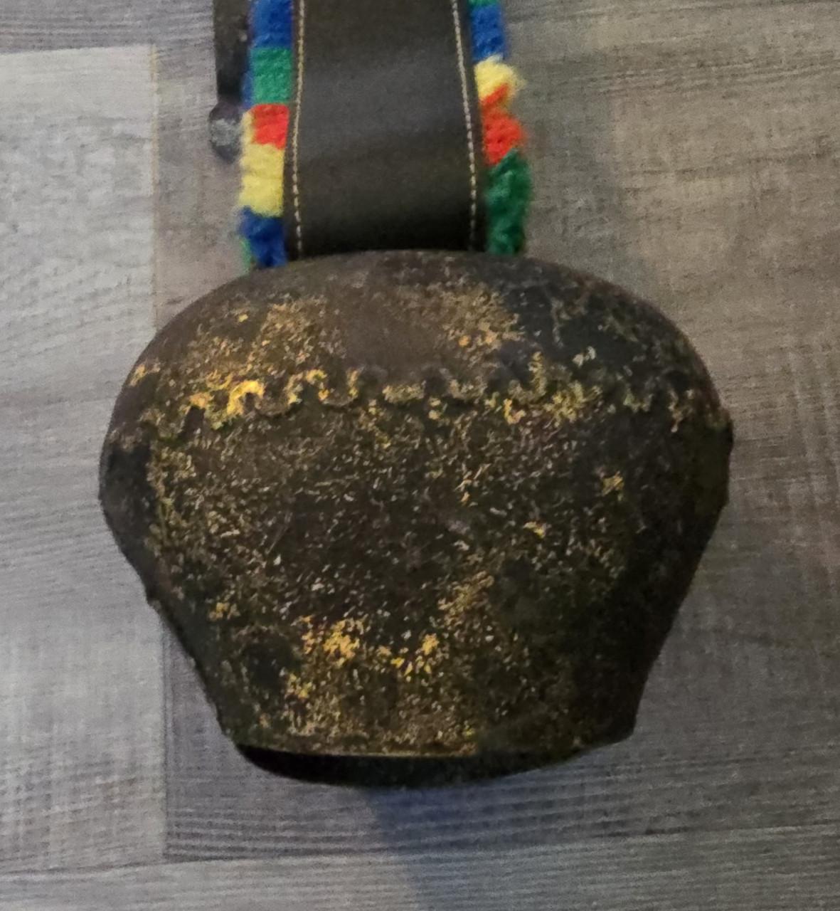 Zwitserse koeienbel met kleurrijke franjes, leren riem