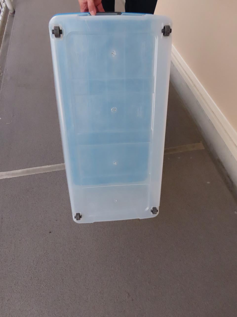 Plastic opberg box Met 4 wieltjes Blauw deksel met sluiting €.7,50