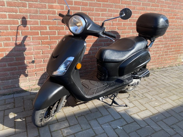 Zeer nette SYM fiddle2 black line 3900km met koffer  alles werkt perfect