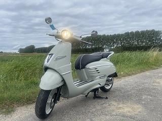 Super gave peugeot django limited edition , geweldige orginele kleur groen