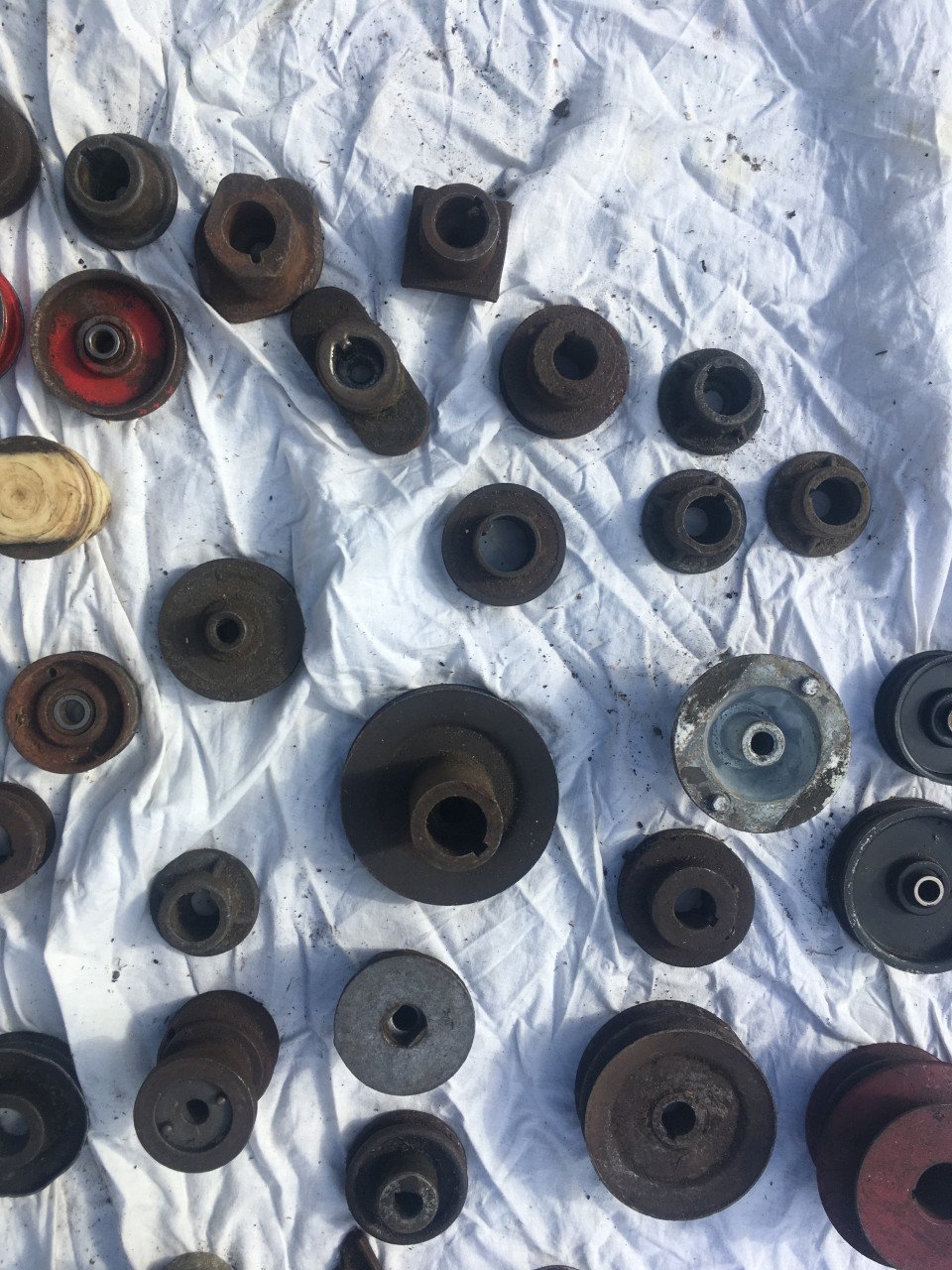 Diverse pullys en meshouders voor grasmaaiers in gebruikte staat