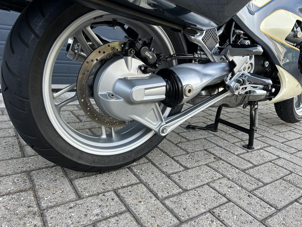 Puntgave BMW R1150RS uit 2003 met slechts 50dkm, kofferset etc, €2250,-