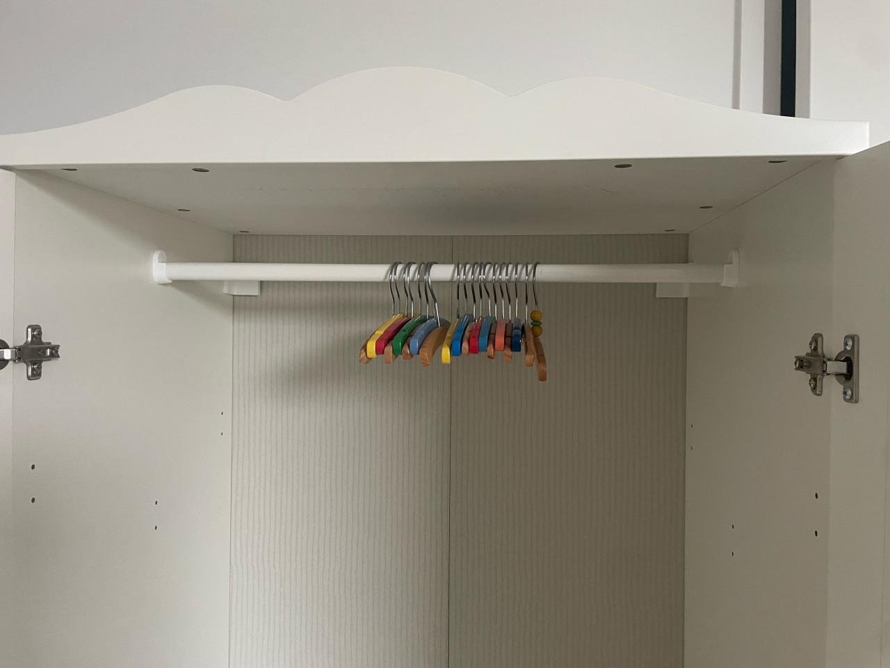 Witte kinderkledingkast van ikea