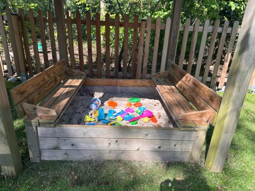 Houten zandbak met bankjes - afsluitbaar