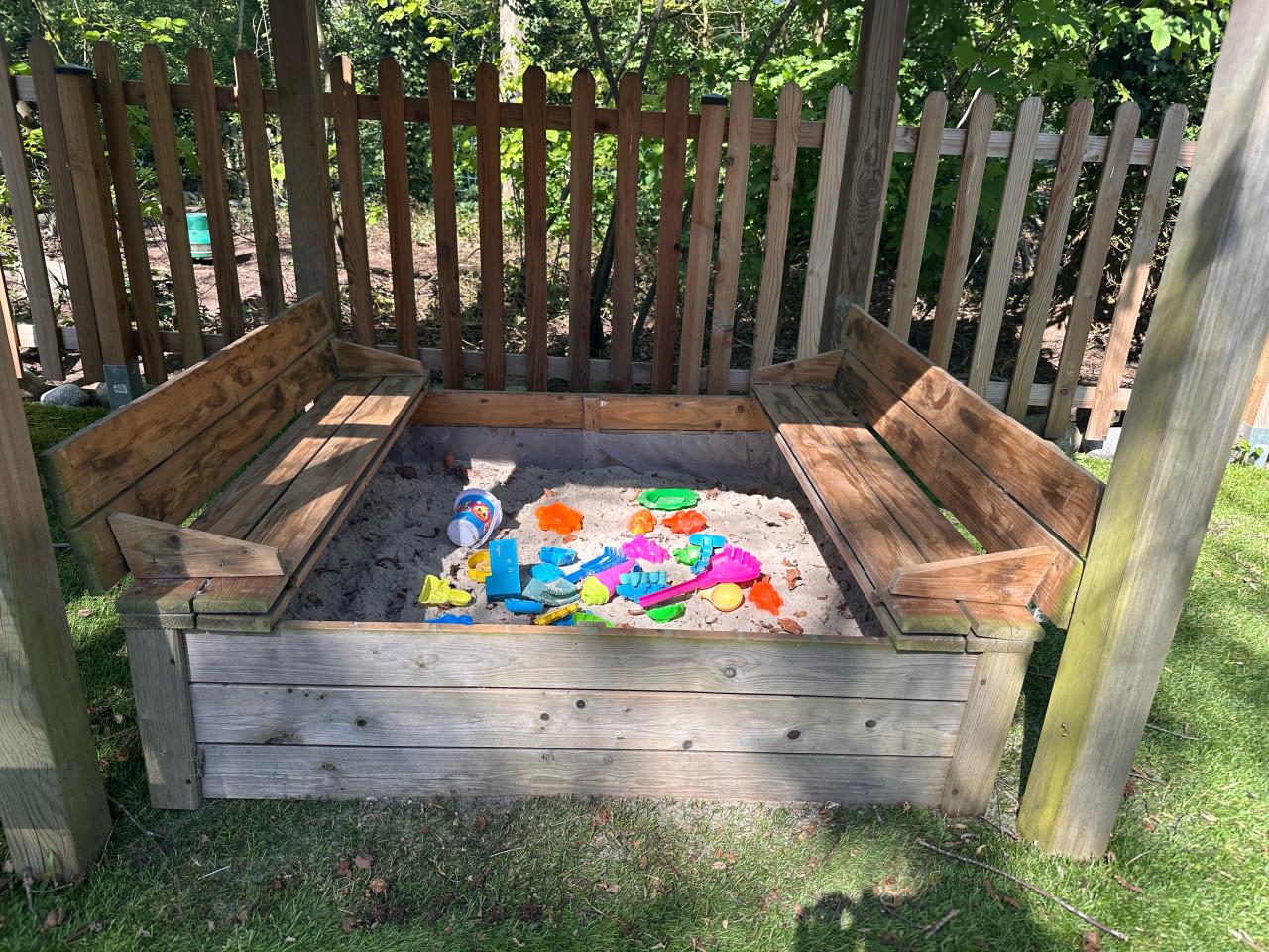 Houten zandbak met bankjes - afsluitbaar