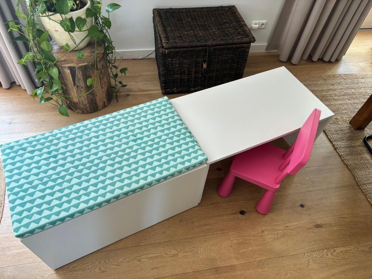 Speelgoedkist + kinderbureau/bankje + zitkussen van IKEA (serie SMÅSTAD)