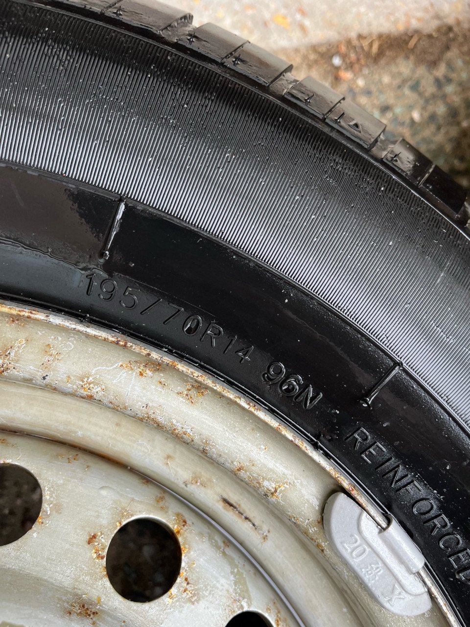 Banden + velg 195 70 R14 / 5 gaats