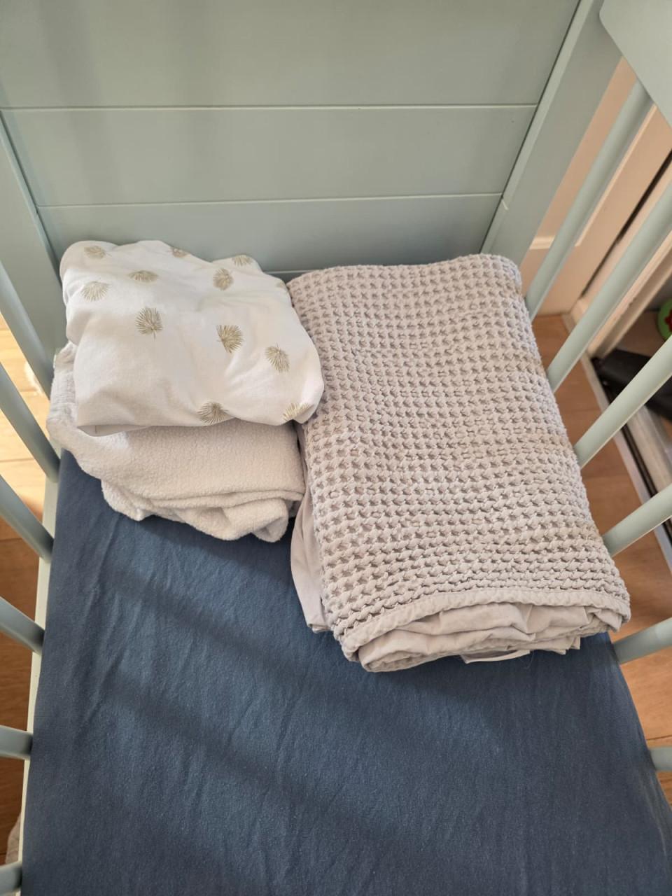 Compleet lichtblauw wiegje + matras en dino muziekmobiel