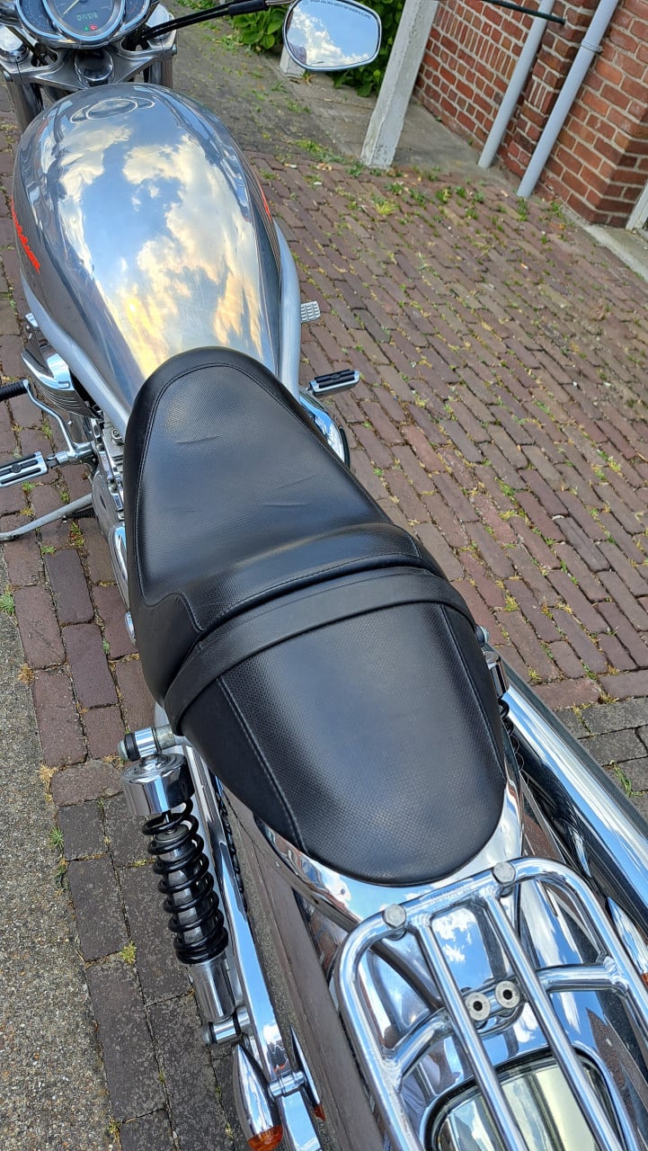 Ze start. Ze gromt. Ze wil asfalt. Geen excuses meer. HD V-Rod VRSCA