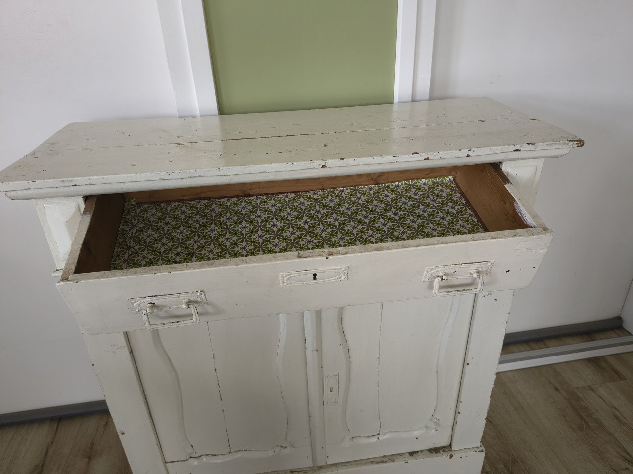 Fantastische witte brocante kast, biedermeier kast met lade.