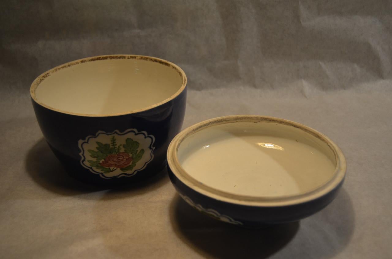 Twee polychrome porseleinen dekselpotten China 20e eeuw.