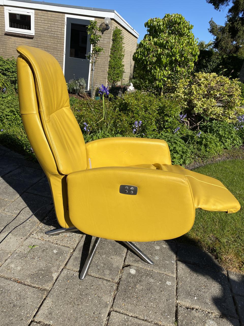 Sta-op stoel met 2 motoren en lederen bekleding. Opbrengst naar: Rode Kruis