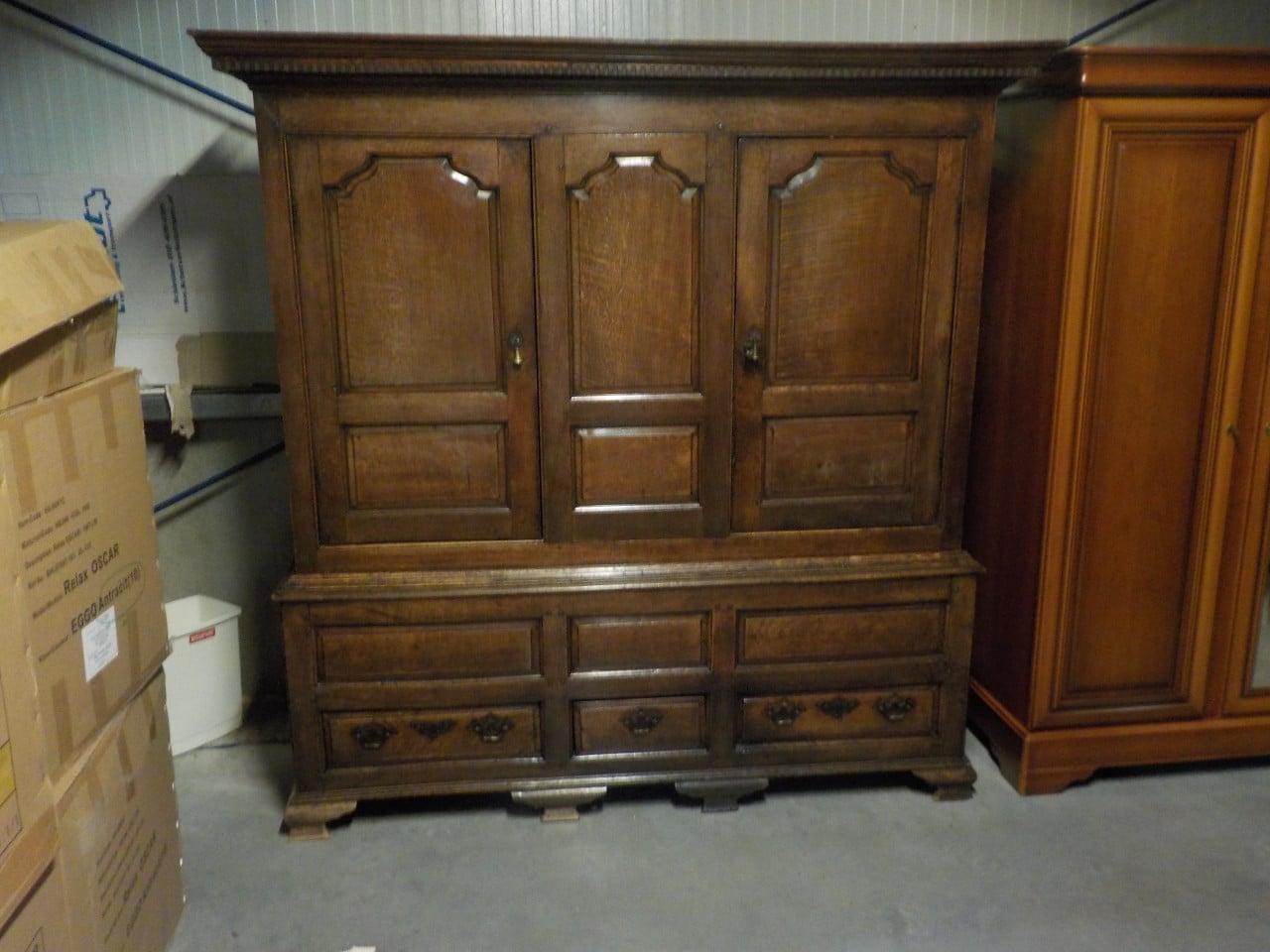 Mooiegeheel massief wandmeubel in zeer goede staat