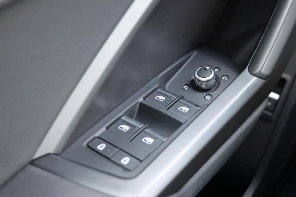 Audi Q3 45 tfsi e s edition 245pk s tronic | soh 99,7% |