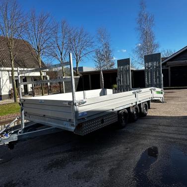 De machine transporter en aanhanger in 1