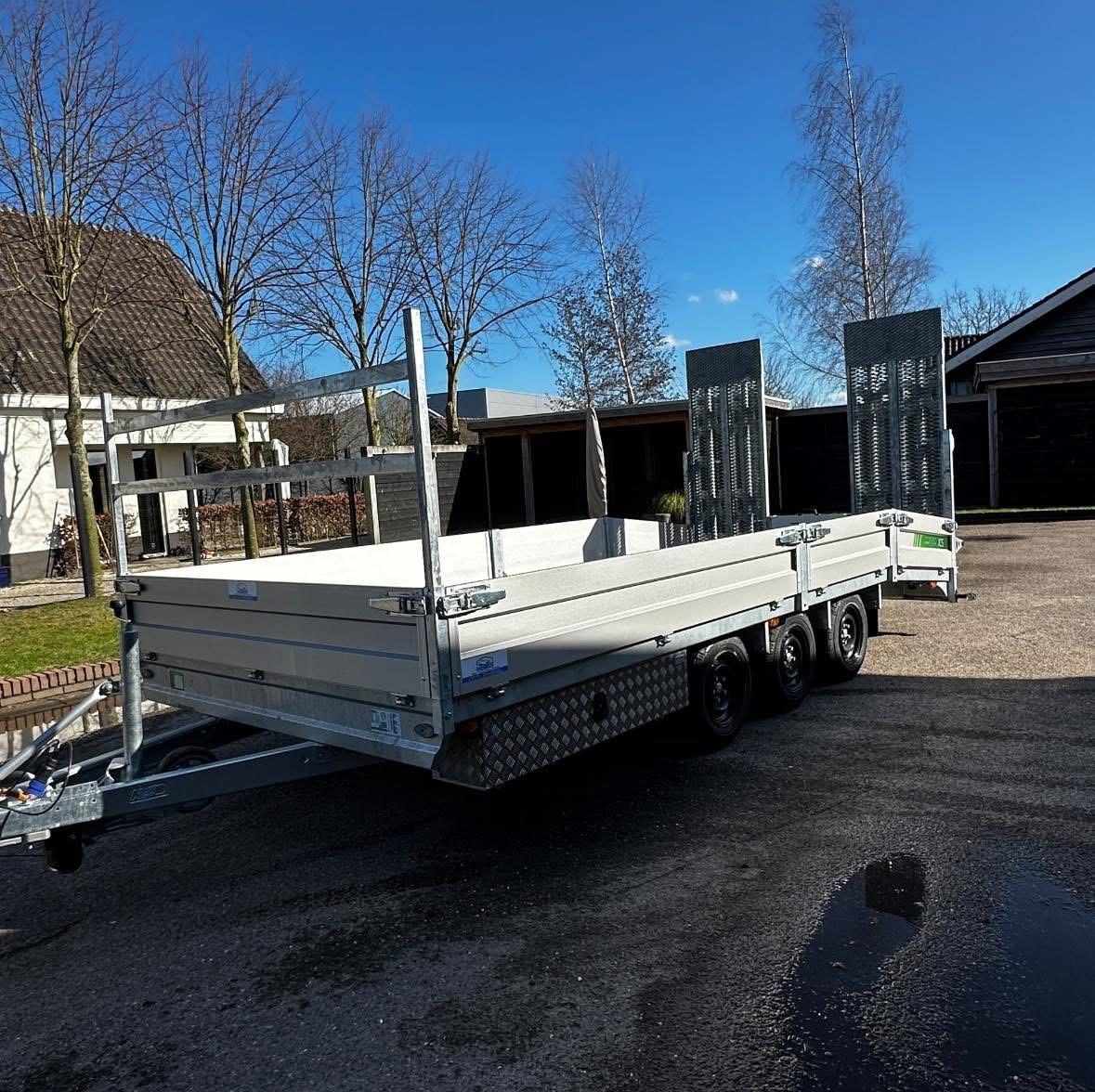 De machine transporter en aanhanger in 1