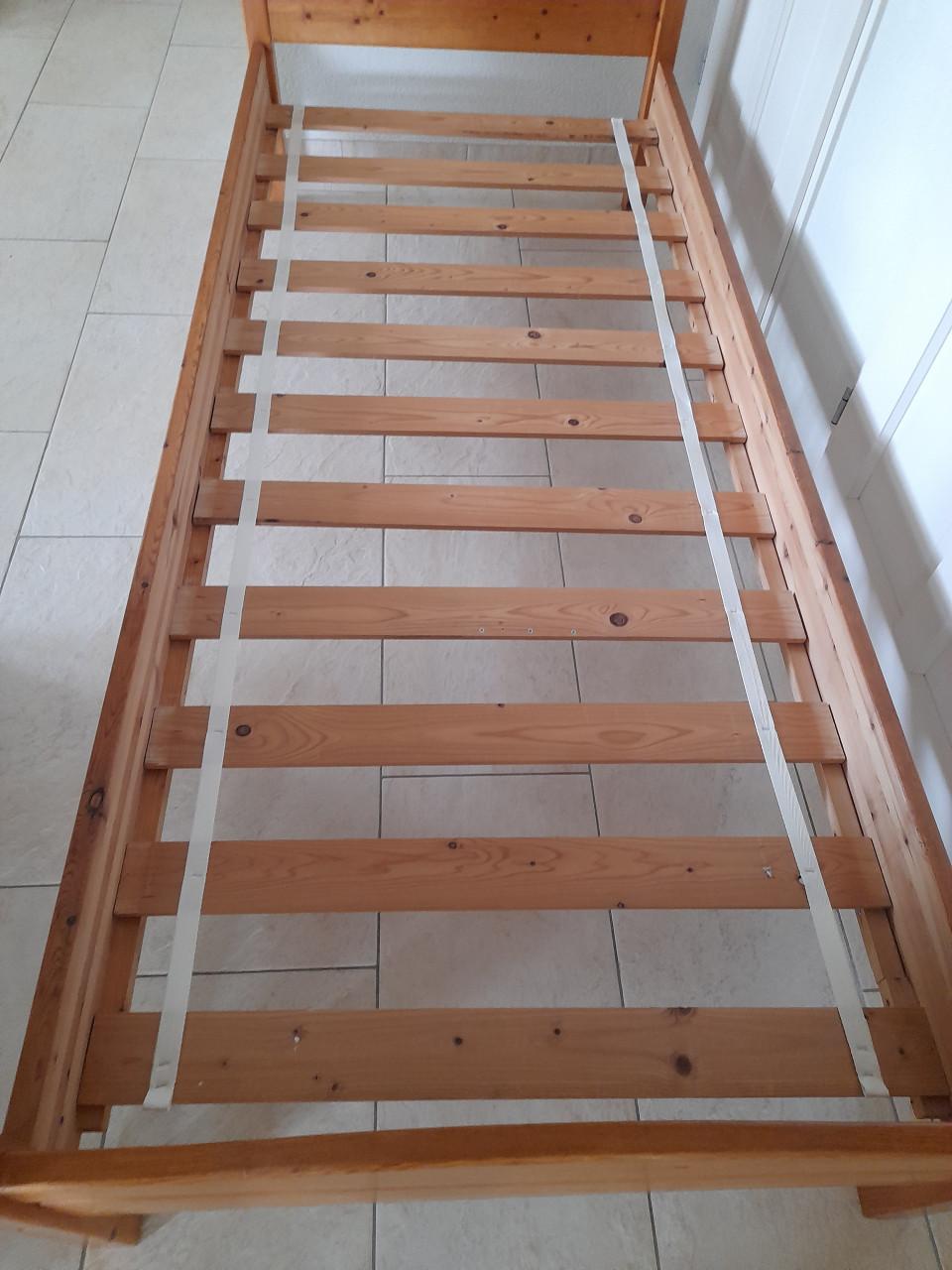 Massief houten bed 90 x 220 (in goede staat)