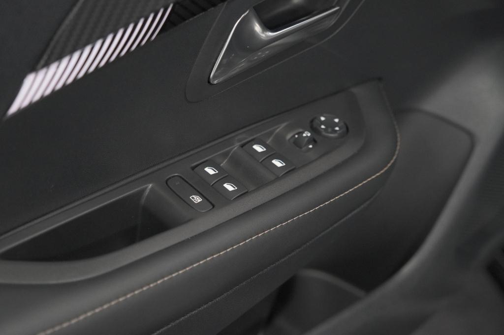 Peugeot 208 puretech 100 allure | apple carplay | parkeersensoren | climate