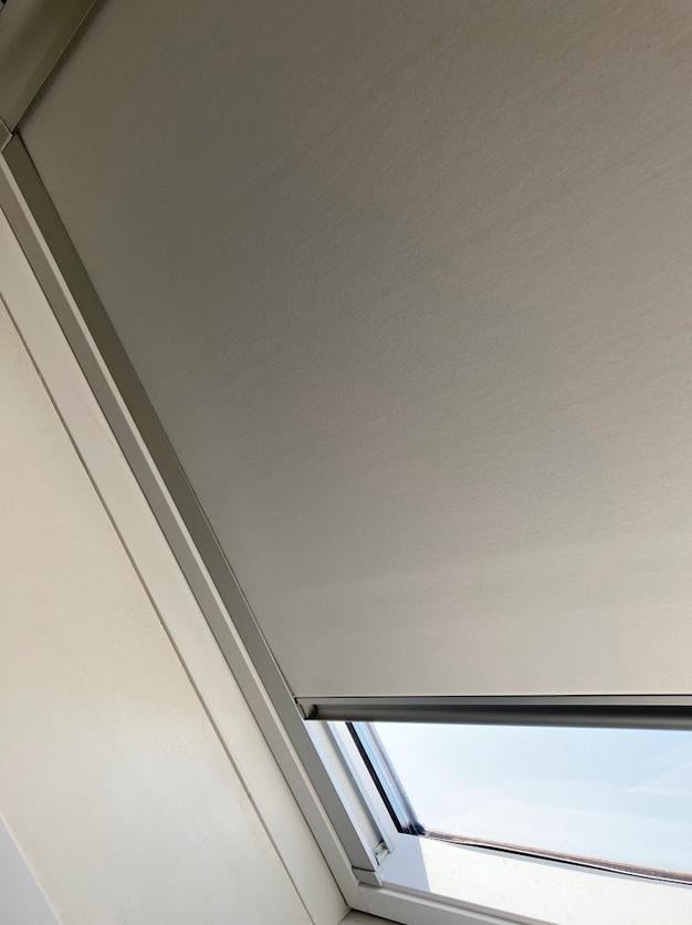Verduisterend rolgordijn voor Velux dakraam GGL UK 04