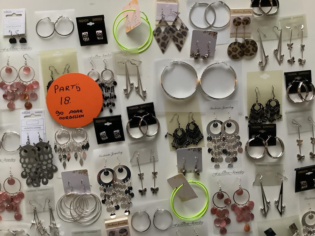 Partij hele mooie oorbellen. ( partij 18)
