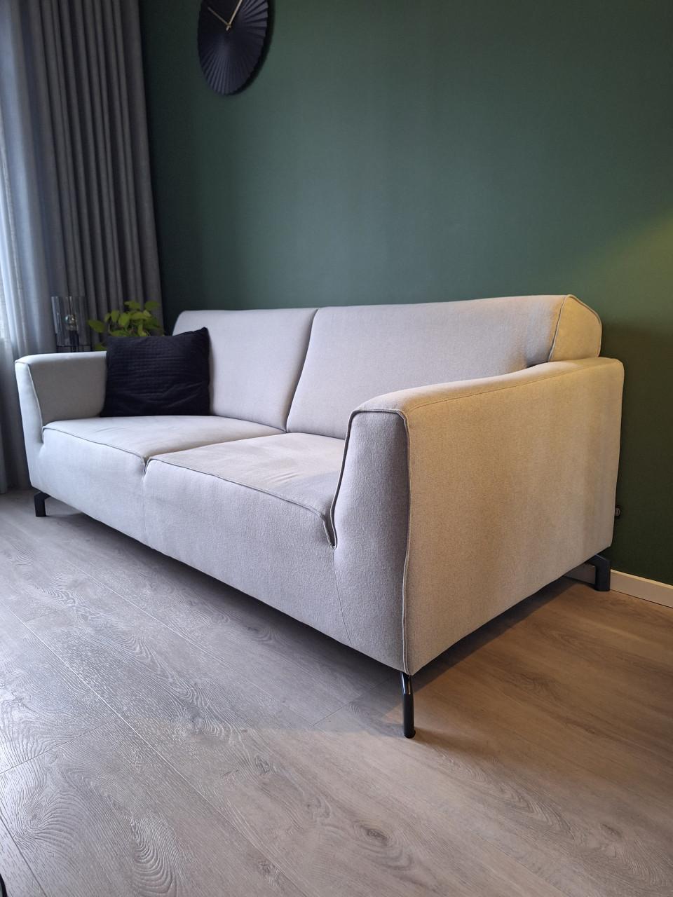 Bank 2,5 zits, Henders & Hazel Novara