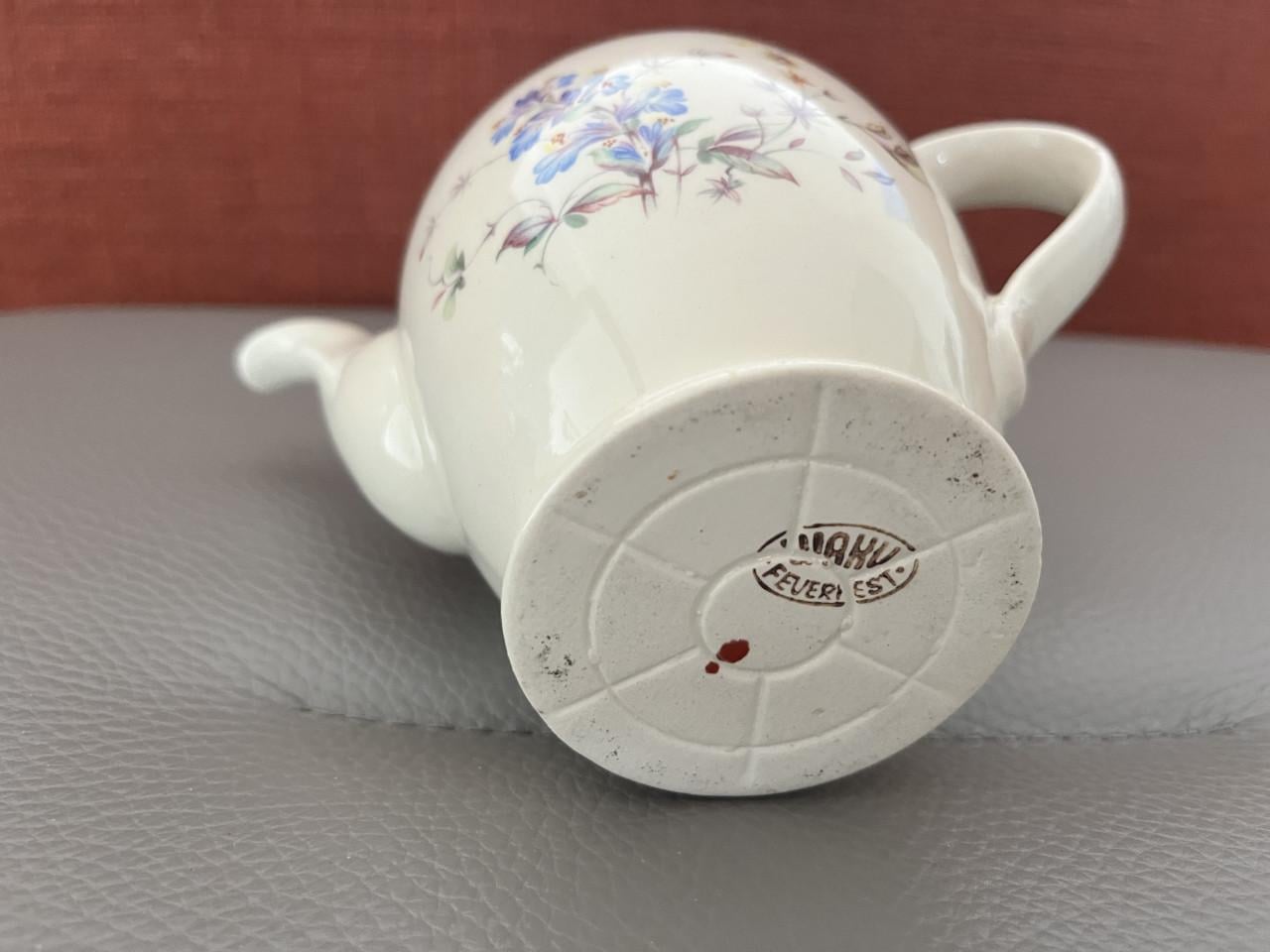 Vintage bloemrijke porseleinen theepot van Wahu Feverest