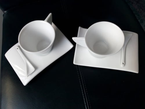 2 schattige, puntgave kop en schotels, met lepeltje